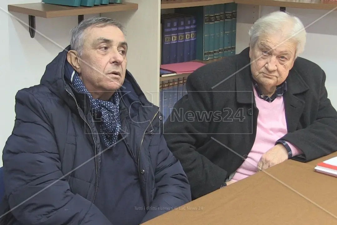 <p>Santo Gioffr&egrave; e Franco Petramala durante il dibattito promosso nella biblioteca Magnelli di Lappano</p>\\n