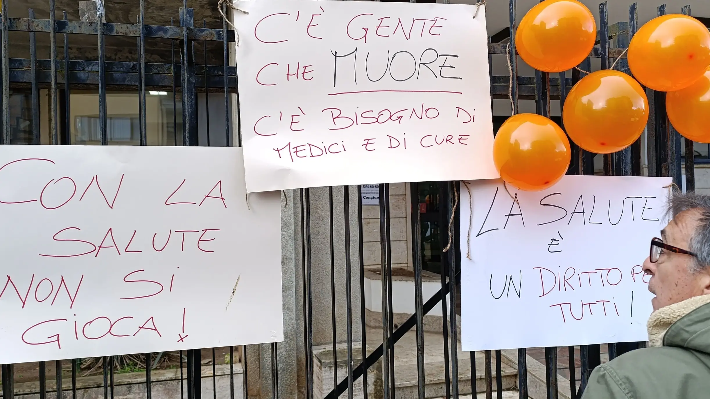 <p>Un momento della protesta davanti all&#39;Asp di Vibo</p>\\n