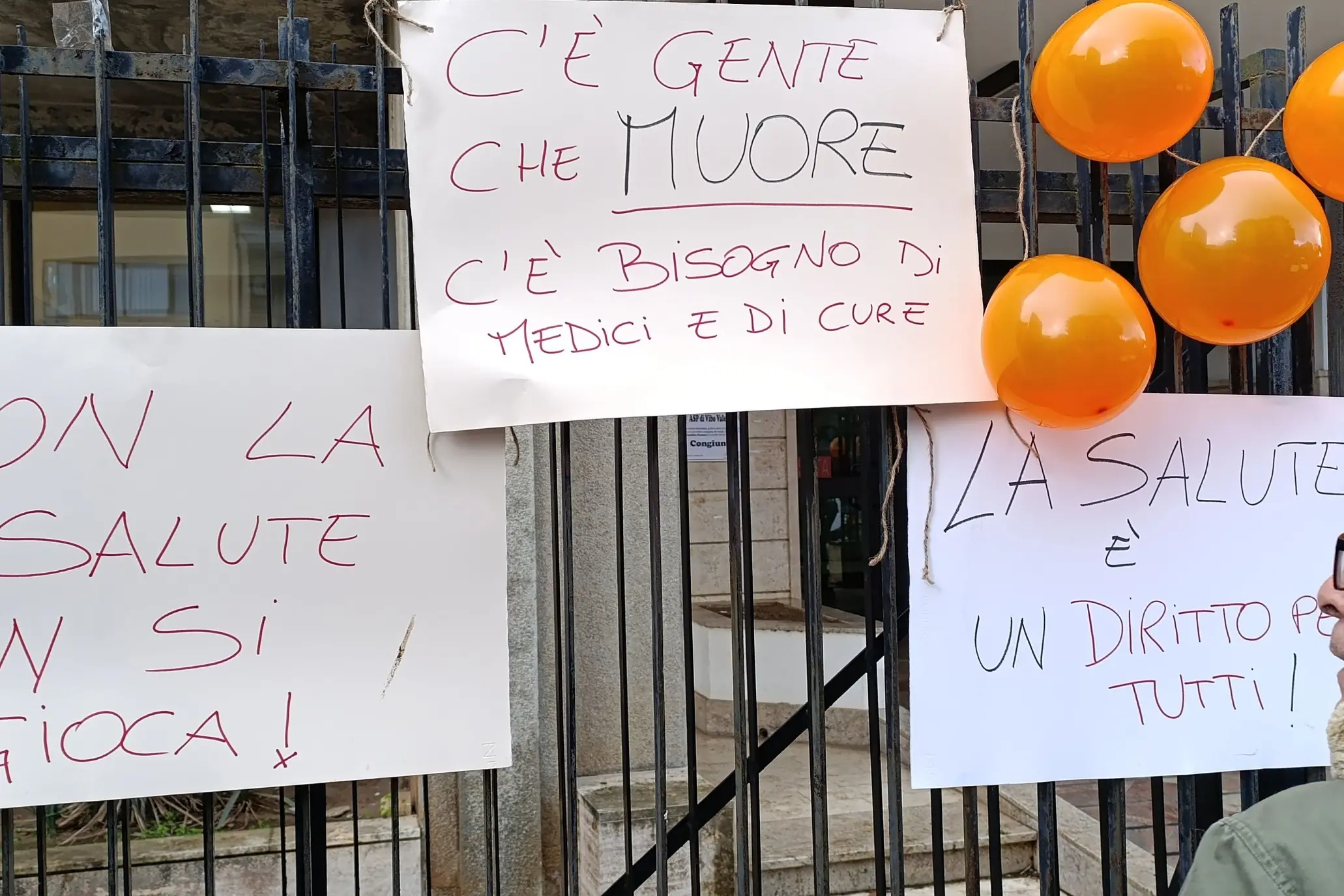 <p>Un momento della protesta davanti all&#39;Asp di Vibo</p>\\n