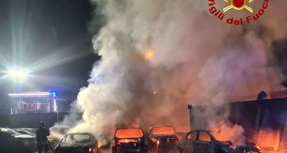 Incendio a Vibo, rogo di auto nel cuore della notte: distrutti dieci mezzi destinati al noleggio