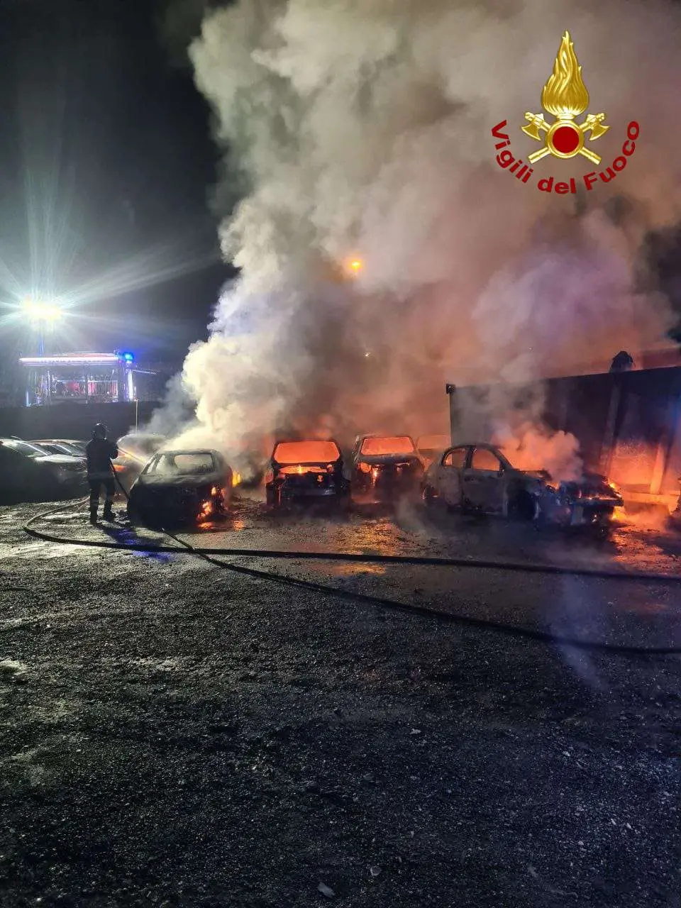 Incendio a Vibo, rogo di auto nel cuore della notte: distrutti\u00A0dieci mezzi destinati al noleggio\n