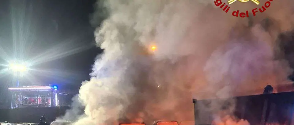 Incendio a Vibo, rogo di auto nel cuore della notte: distrutti\u00A0dieci mezzi destinati al noleggio\n