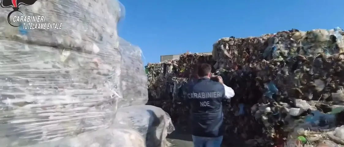 Traffico illecito di rifiuti, sequestrate 4mila tonnellate in diverse regioni: una parte anche a Cosenza\n