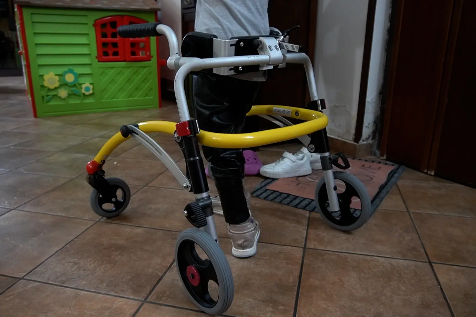 <p>La bimba con disabilit&agrave;, che vive nella Riviera dei Cedri con la sua mamma</p>\\n