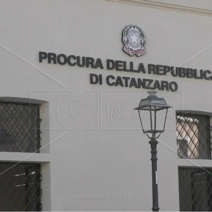 ’Ndrangheta, le accuse a un funzionario della Procura di Catanzaro: avrebbe passato notizie riservate al clan\n