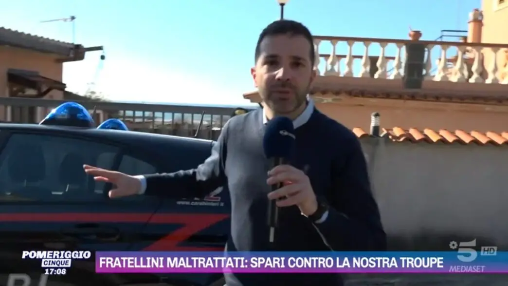 Fratellini di Paola maltrattati, paura per l’inviato di Pomeriggio 5: sente esplodere dei colpi dopo aver chiesto un’intervista