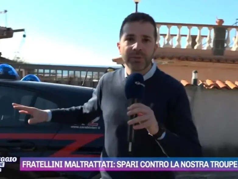 Fratellini di Paola maltrattati, paura per l’inviato di Pomeriggio 5: sente esplodere dei colpi dopo aver chiesto un’intervista