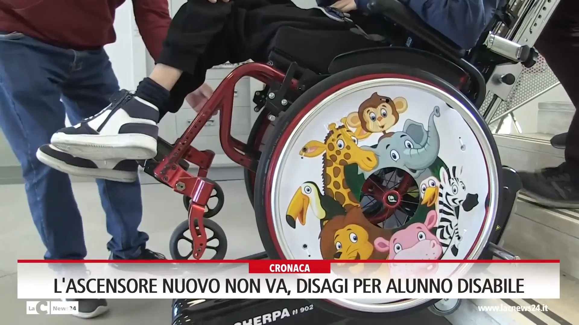 L'ascensore nuovo non va, disagi per alunno disabile