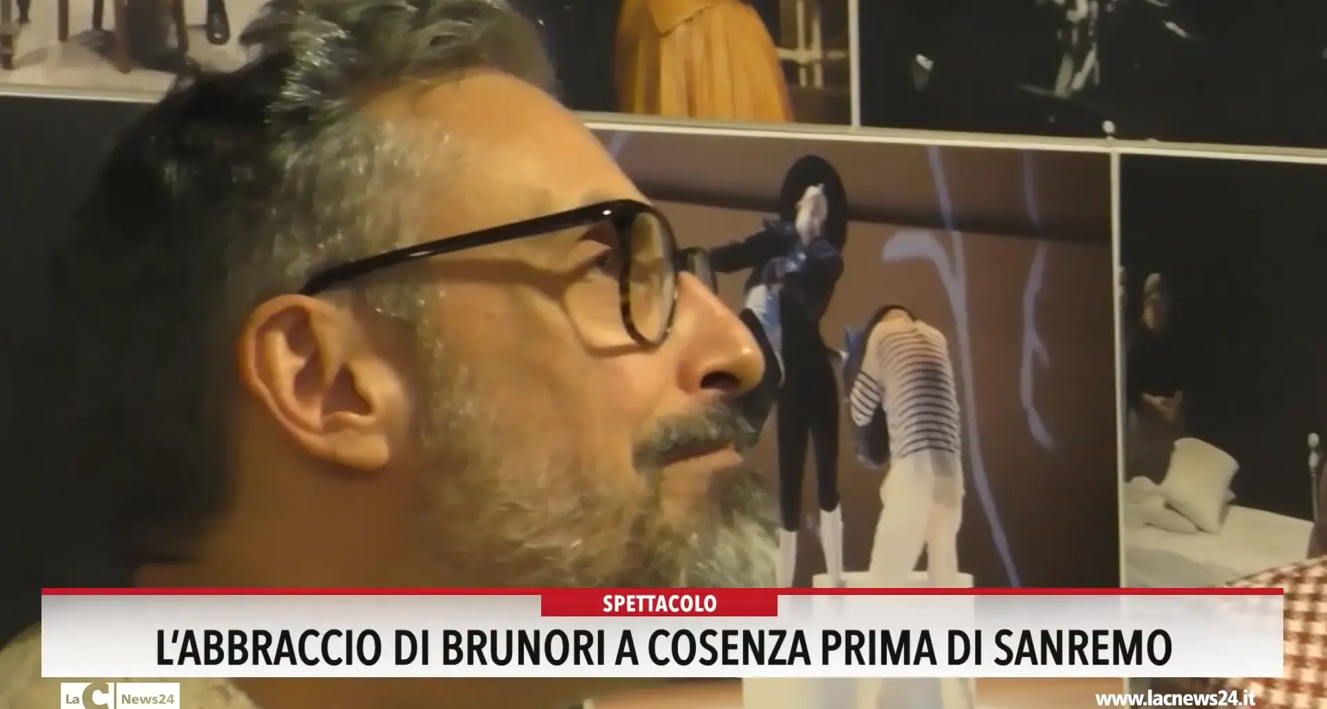 L'abbraccio di Brunori a Cosenza prima di Sanremo