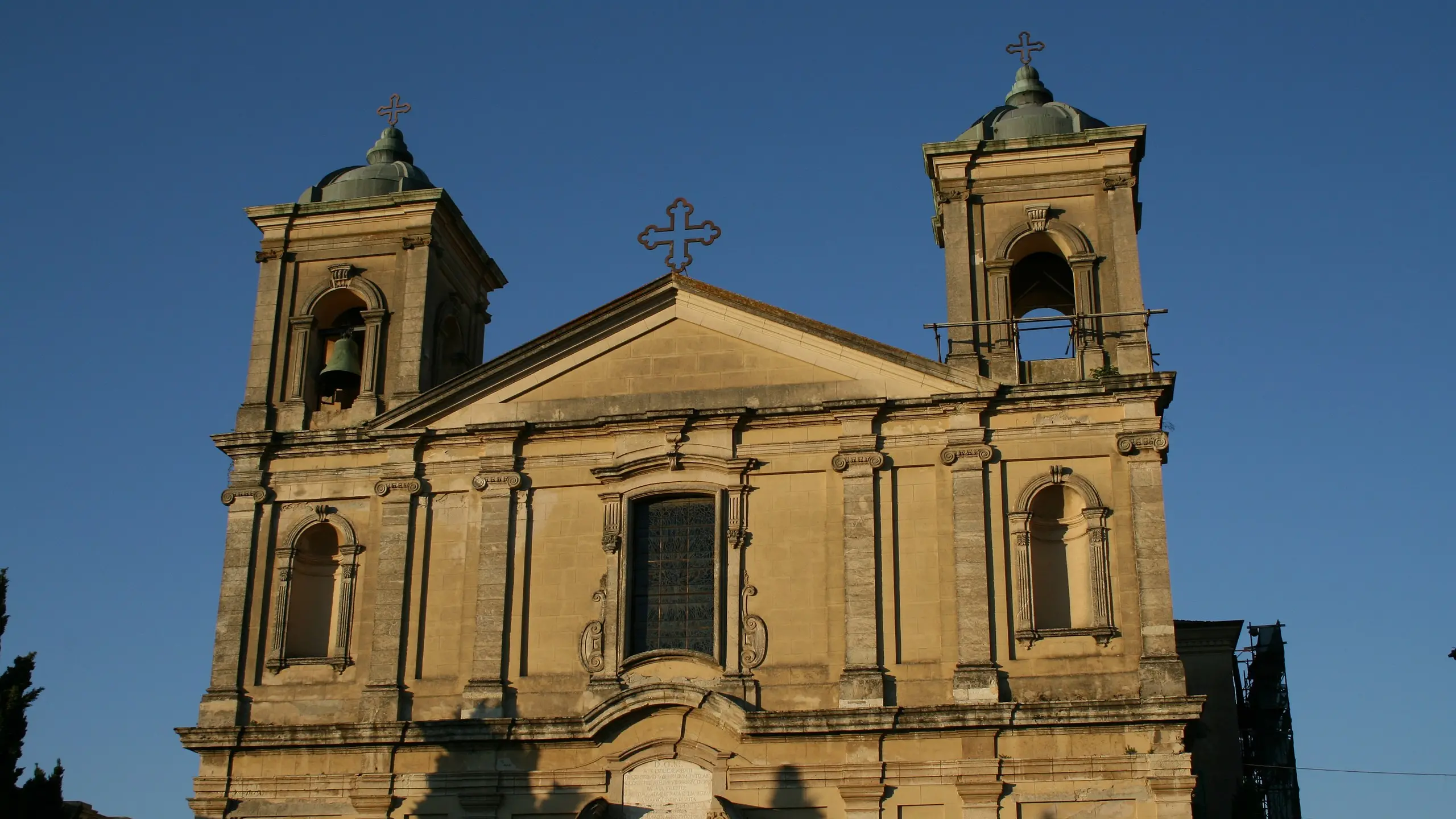 <p>Il Duomo di San Leoluca a Vibo Valentia, il luogo in cui &egrave; avvenuta la tragedia</p>\\n