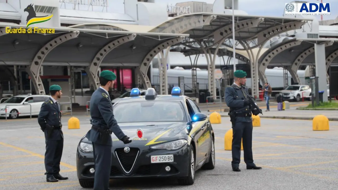 Traffico di valuta all’aeroporto di Lamezia Terme, 3 milioni di euro intercettati nel 2024\n