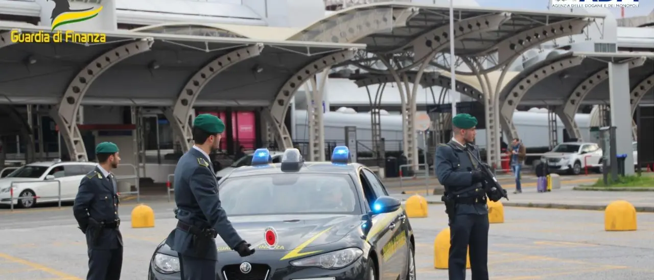 Traffico di valuta all’aeroporto di Lamezia Terme, 3 milioni di euro intercettati nel 2024\n