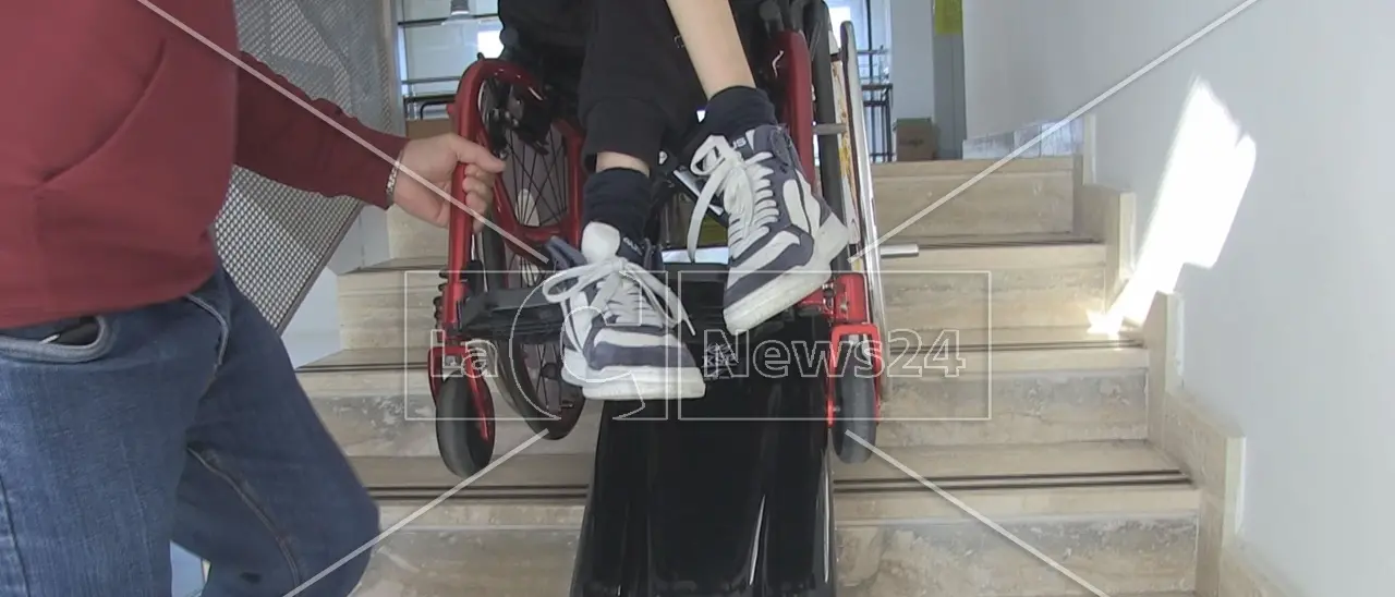 Amantea, la scuola è nuova di zecca ma l’ascensore non va perché manca un documento: il prezzo lo paga un alunno sulla sedia a rotelle\n