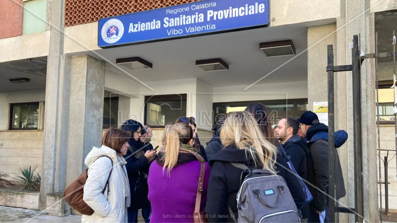 <p>Uno dei sit-in di infermieri e oss davanti all&#39;Asp di Vibo</p>\\n