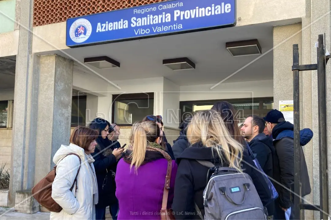 <p>Uno dei sit-in di infermieri e oss davanti all&#39;Asp di Vibo</p>\\n