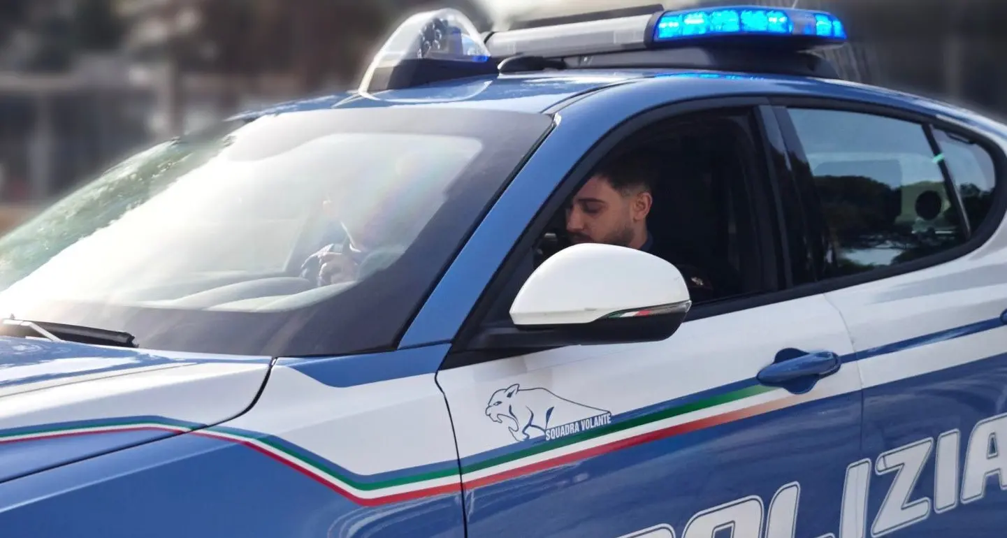 Catanzaro, aggredisce i genitori durante una lite: giovane arrestato per maltrattamenti in famiglia\n