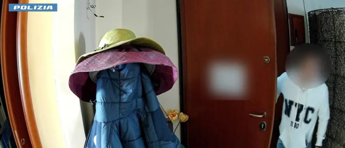 Furti in appartamenti a Vibo Valentia, uomo beccato dalle telecamere di sicurezza e arrestato dalla Polizia