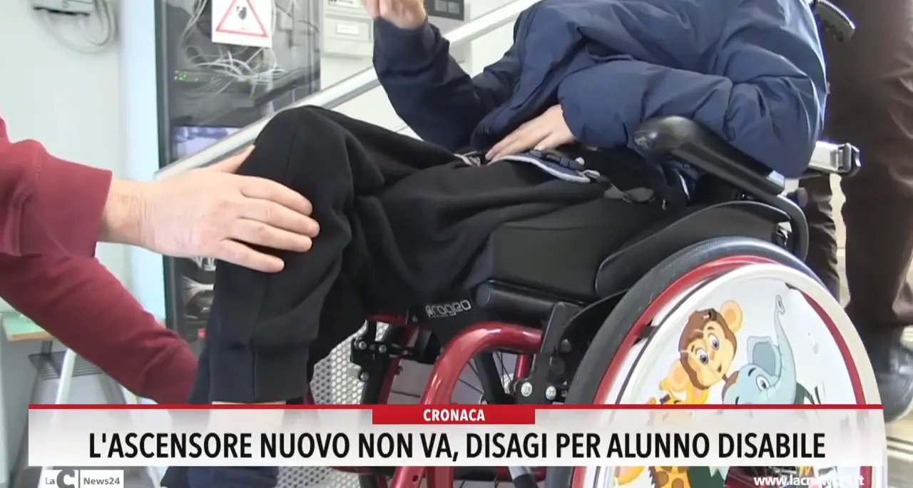 L'ascensore nuovo non va, disagi per alunno disabile