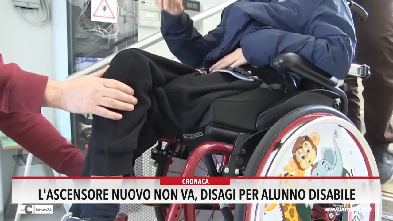 L'ascensore nuovo non va, disagi per alunno disabile