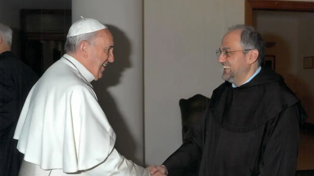 <p>Saverio Cannistr&agrave; con papa Francesco - carmelitaniscalzi.com</p>\\n