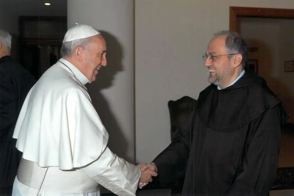 <p>Saverio Cannistr&agrave; con papa Francesco - carmelitaniscalzi.com</p>\\n