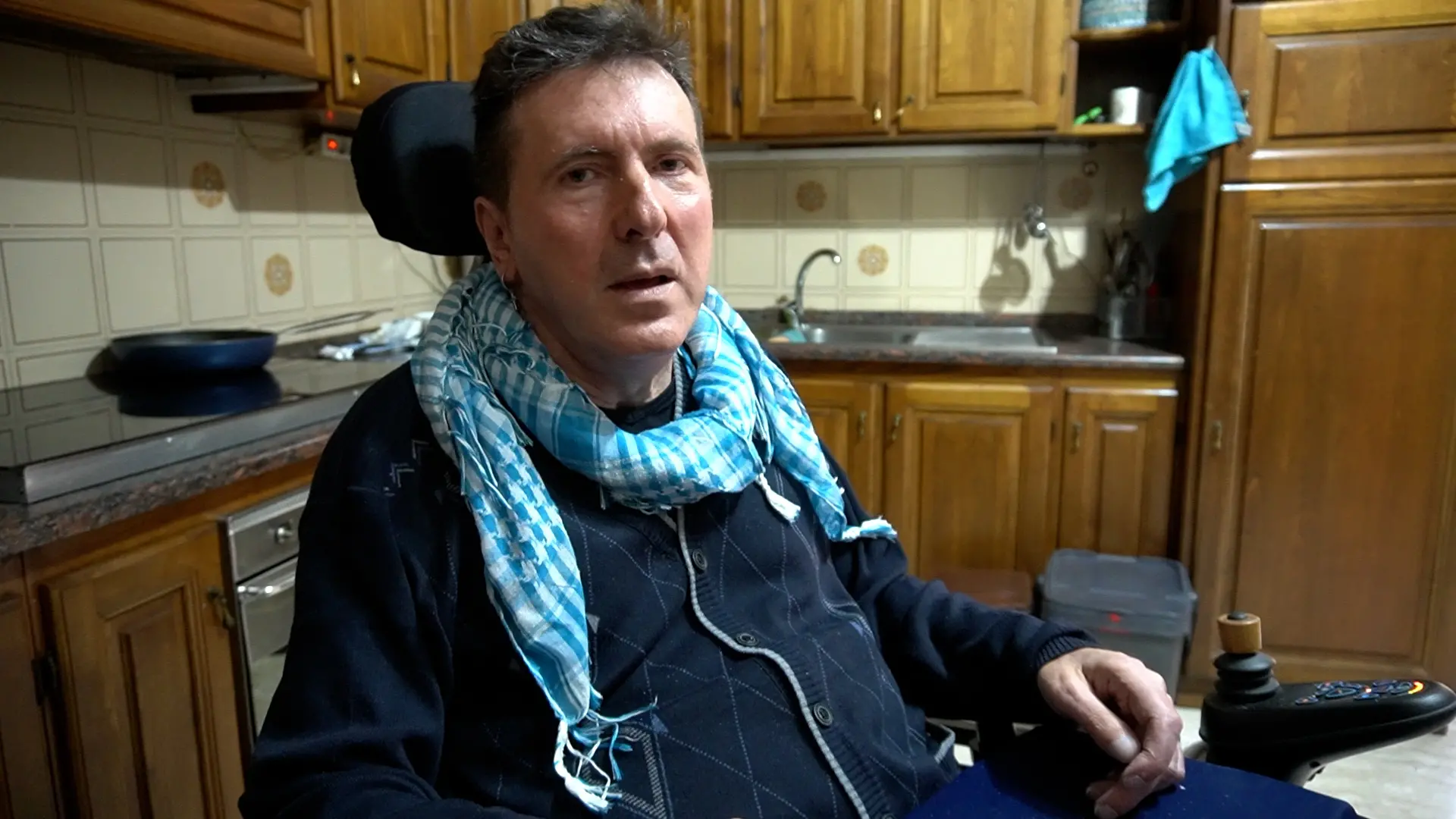 Cetraro, Leonardo solo e immobilizzato su una sedia a rotelle a 56 anni: «Aiutatemi»\n