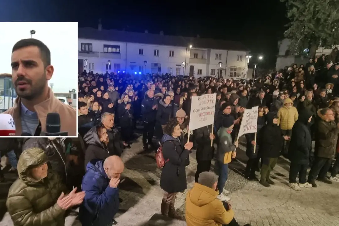 Il sit-in \"Qui ancora si muore!\" a San Giovanni in Fiore, nel riquadro il consigliere regionale Tavernise
