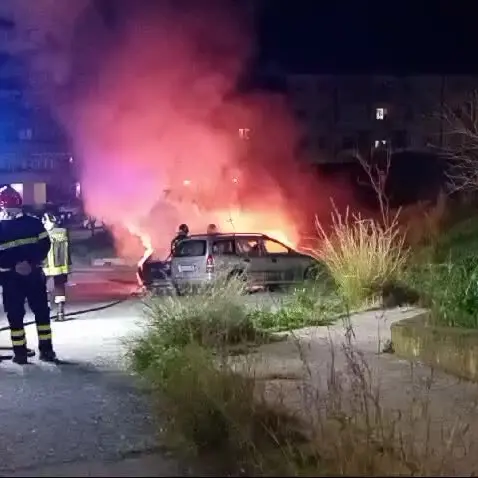 Incendio a Catanzaro, auto in fiamme in città: accertamenti in corso