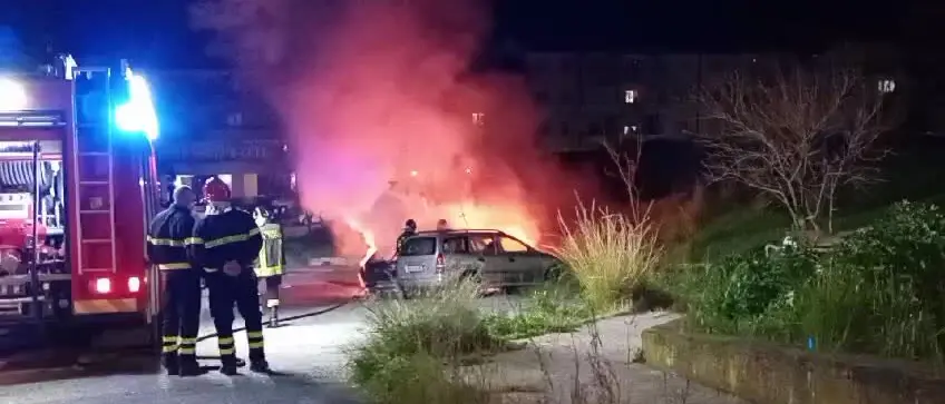 Incendio a Catanzaro, auto in fiamme in città: accertamenti in corso