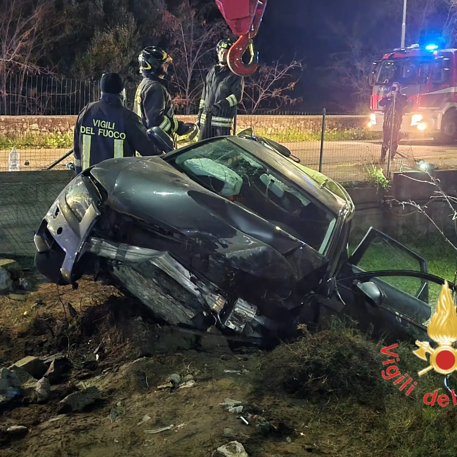 Incidente a Sellia Marina, auto esce fuori strada e finisce in un giardino privato: ferito il conducente