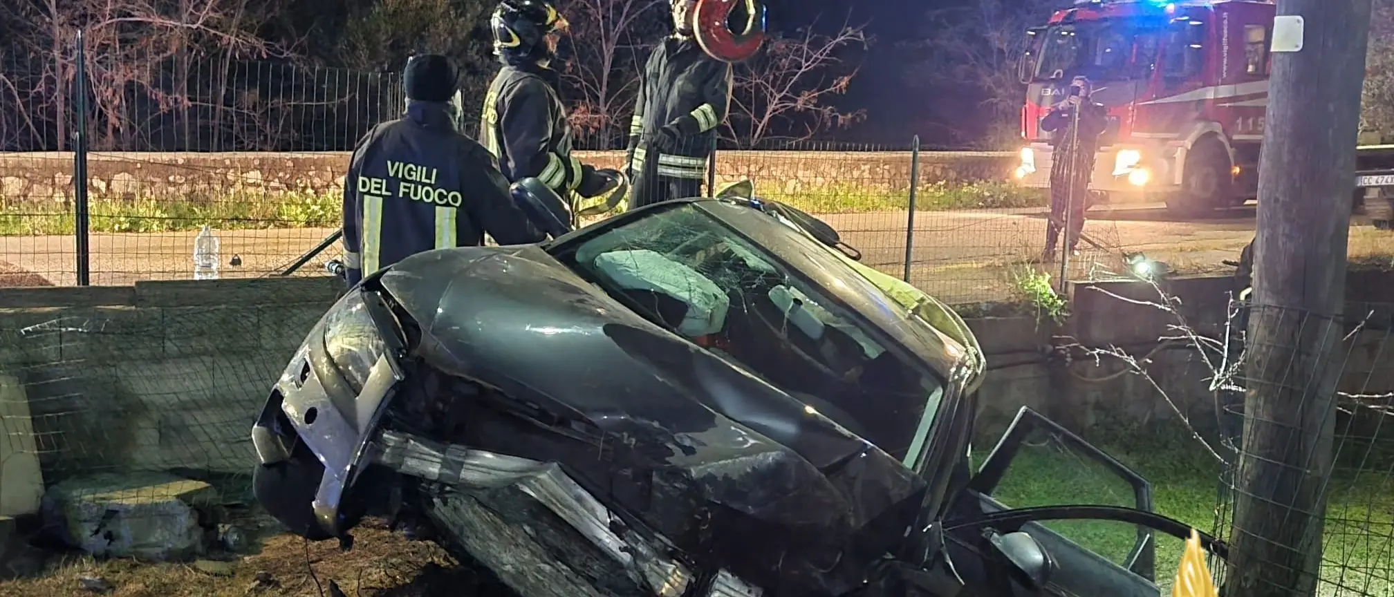 Incidente a Sellia Marina, auto esce fuori strada e finisce in un giardino privato: ferito il conducente