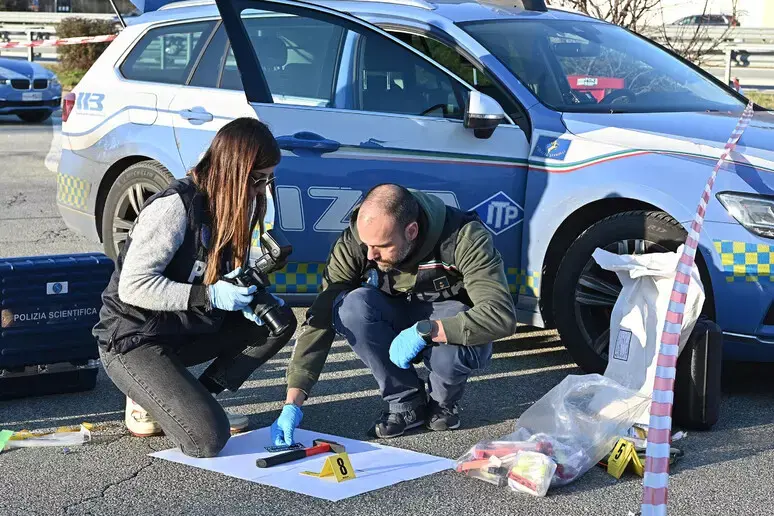 Poliziotti feriti a martellate in autostrada, grave trauma cranico per uno dei due. Meloni: «Massima gratitudine alle forze dell’ordine»\n