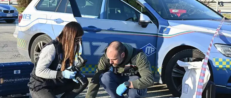 Poliziotti feriti a martellate in autostrada, grave trauma cranico per uno dei due. Meloni: «Massima gratitudine alle forze dell’ordine»\n