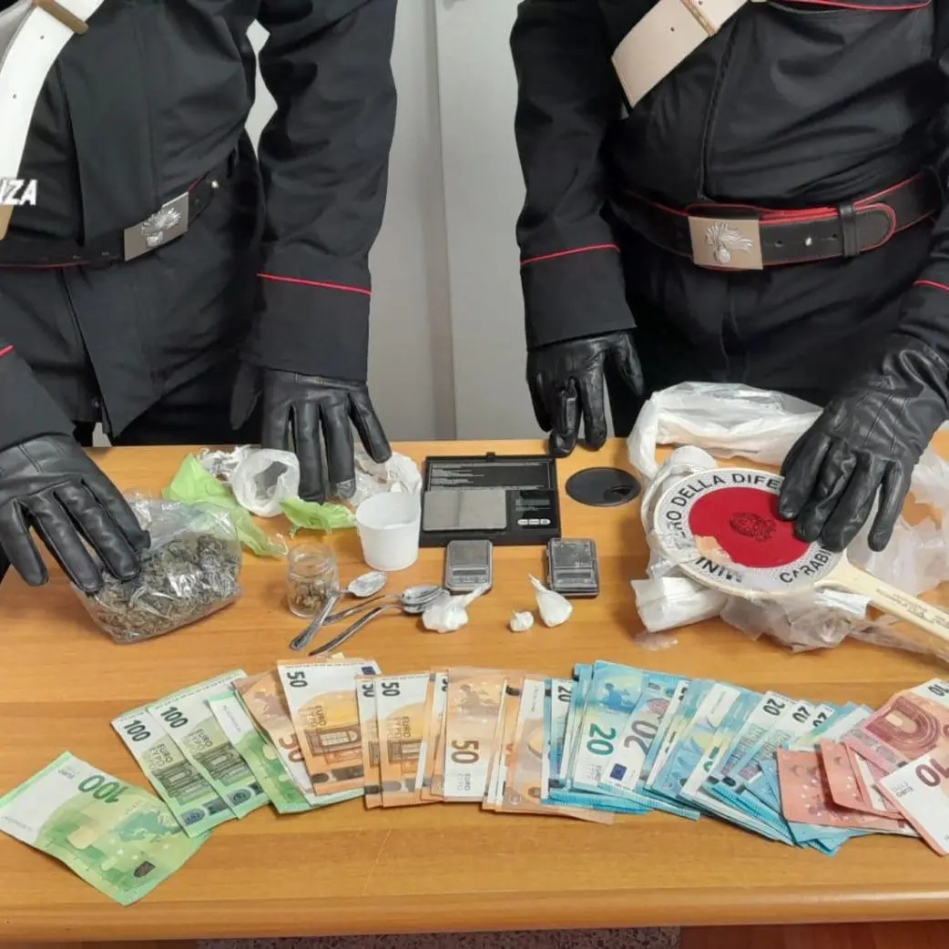 In casa a Fuscaldo coca, marijuana e 1700 euro in contanti: arrestato 27enne