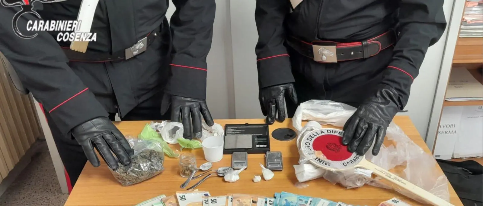 In casa a Fuscaldo coca, marijuana e 1700 euro in contanti: arrestato 27enne
