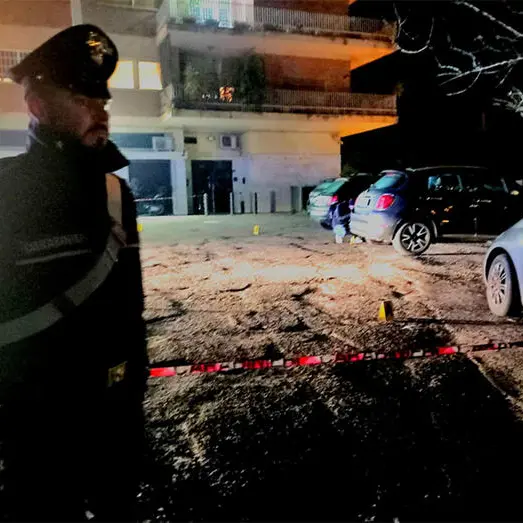 Roma, morto il rapinatore colpito da un vigilante ora accusato di omicidio\n