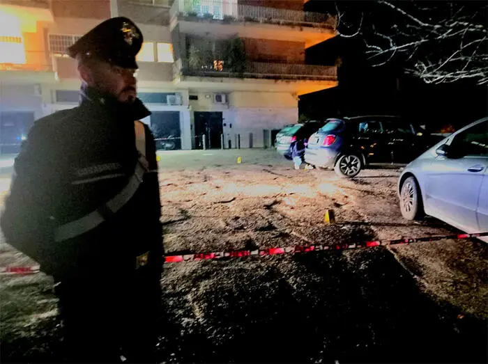 Roma, morto il rapinatore colpito da un vigilante ora accusato di omicidio\n