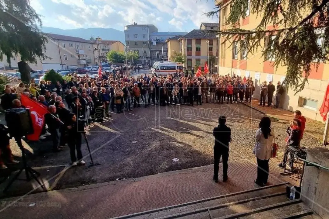 Il sit-in della Cgil davanti l\\'ospedale di San Giovanni in Fiore lo scorso 30 ottobre