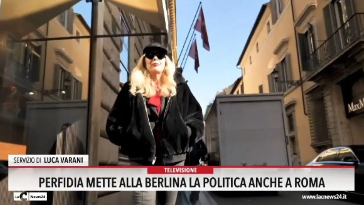 Perfidia mette alla Berlina la politica anche a Roma