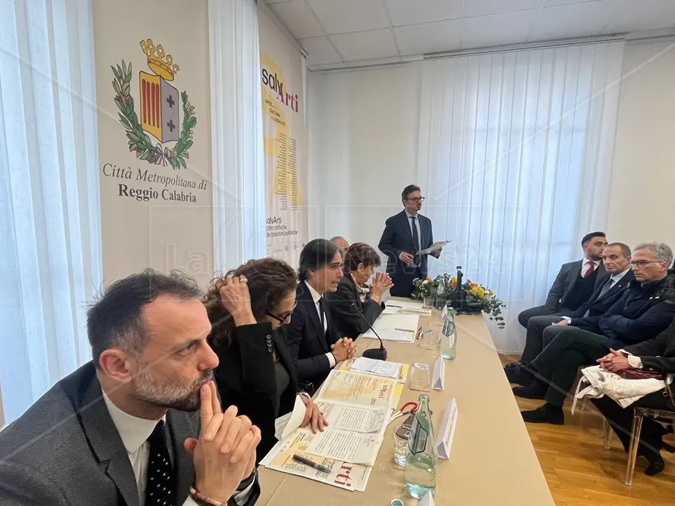 “SalvArti, dalle confische alle collezioni pubbliche”: a Reggio Calabria in mostra Dalì, De Chirico, Warhol e Savini