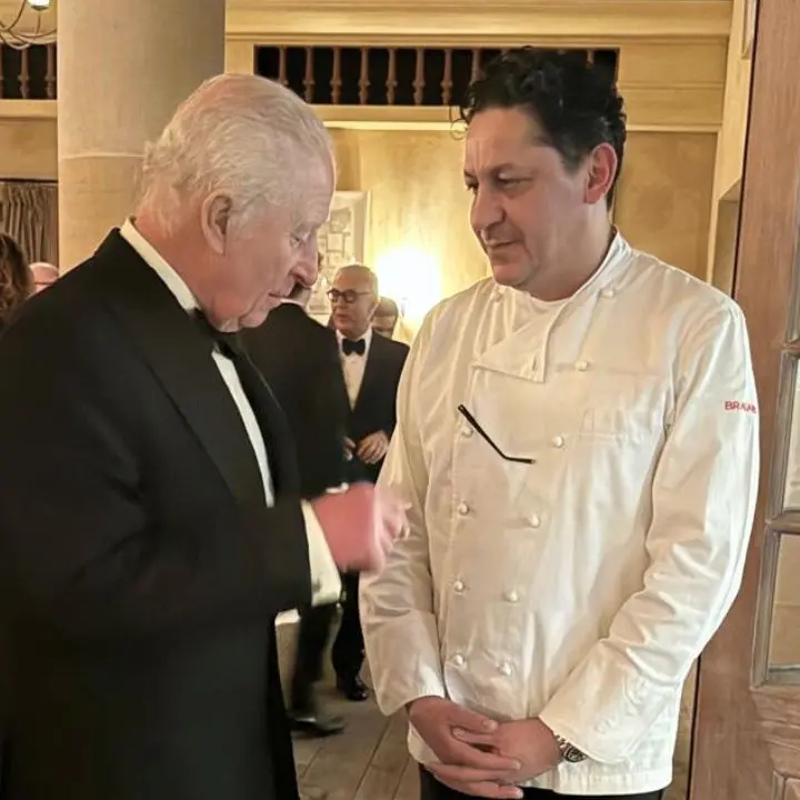 Applausi per lo chef calabrese Mazzei dopo la cena preparata per re Carlo e la regina Camilla