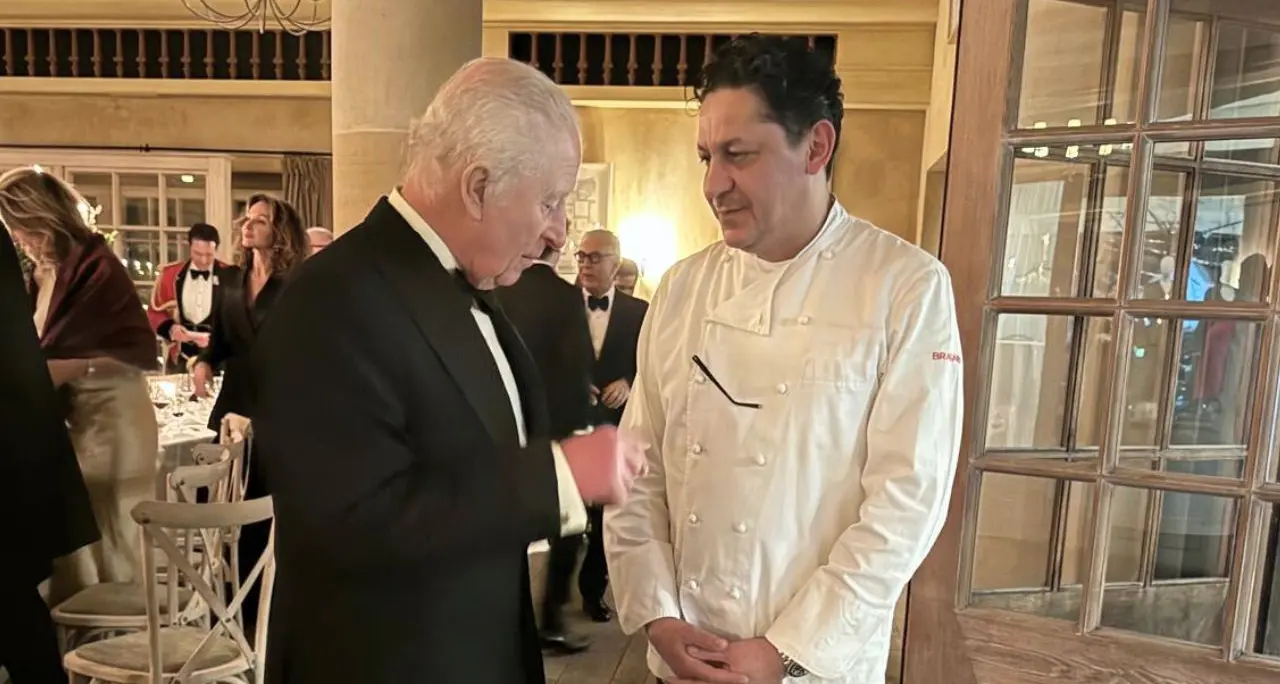 Applausi per lo chef calabrese Mazzei dopo la cena preparata per re Carlo e la regina Camilla