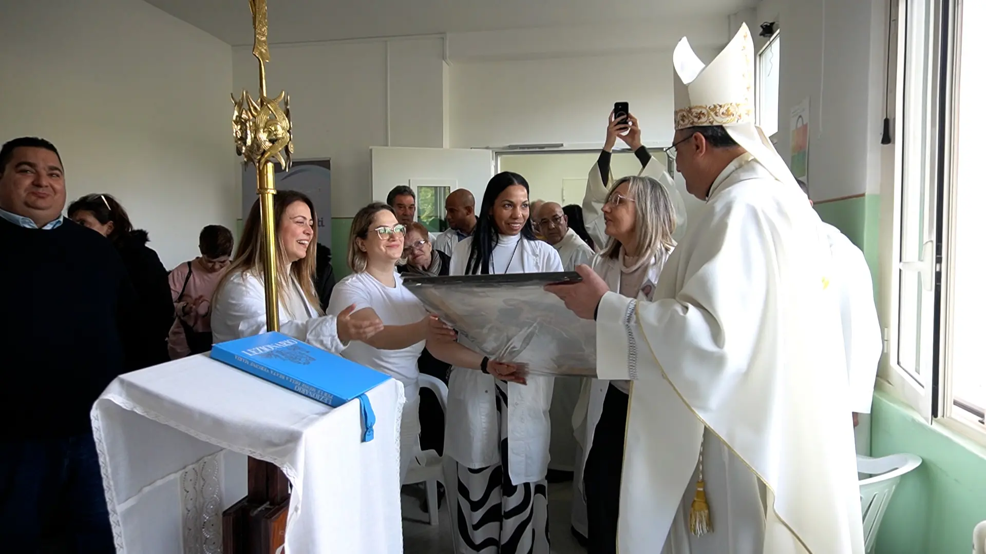 Ospedale di Praia, monsignor Rega consegna ai sanitari due quadri benedetti da Papa Francesco\n