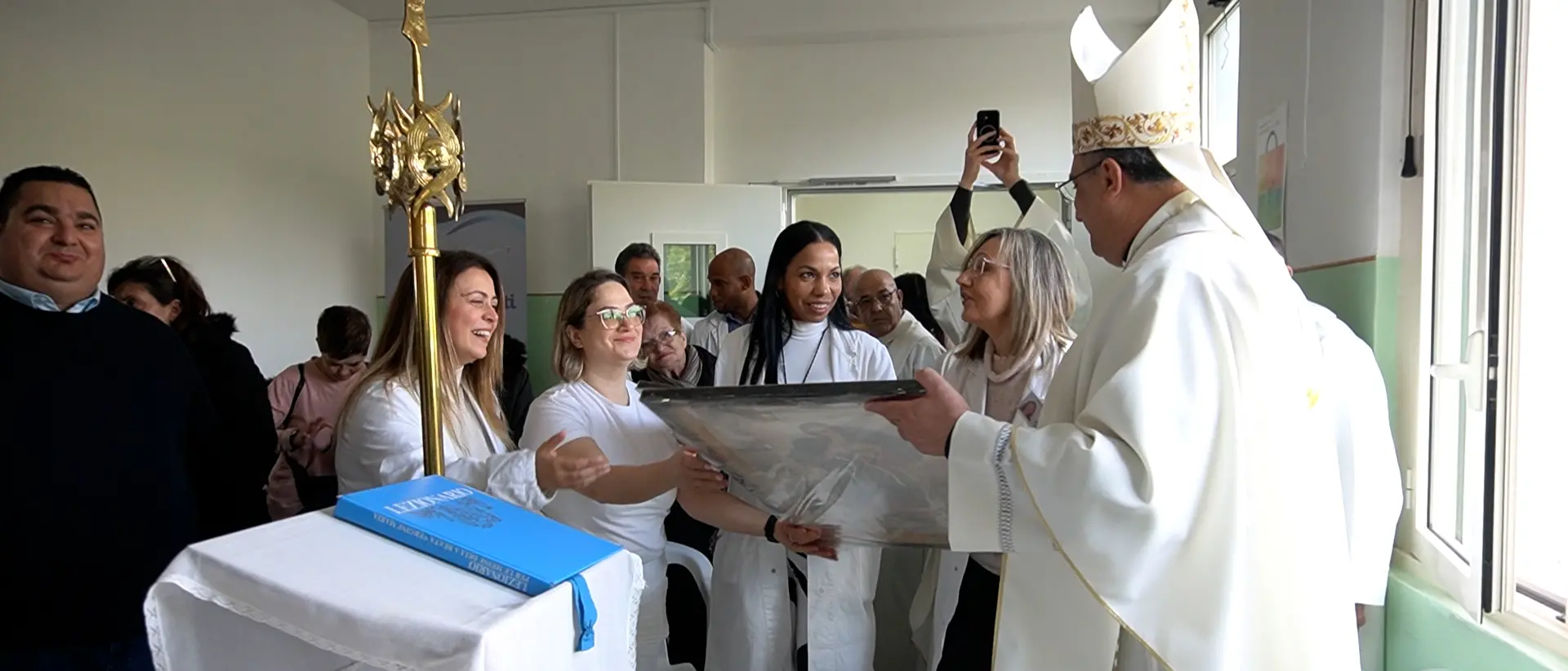Ospedale di Praia, monsignor Rega consegna ai sanitari due quadri benedetti da Papa Francesco\n