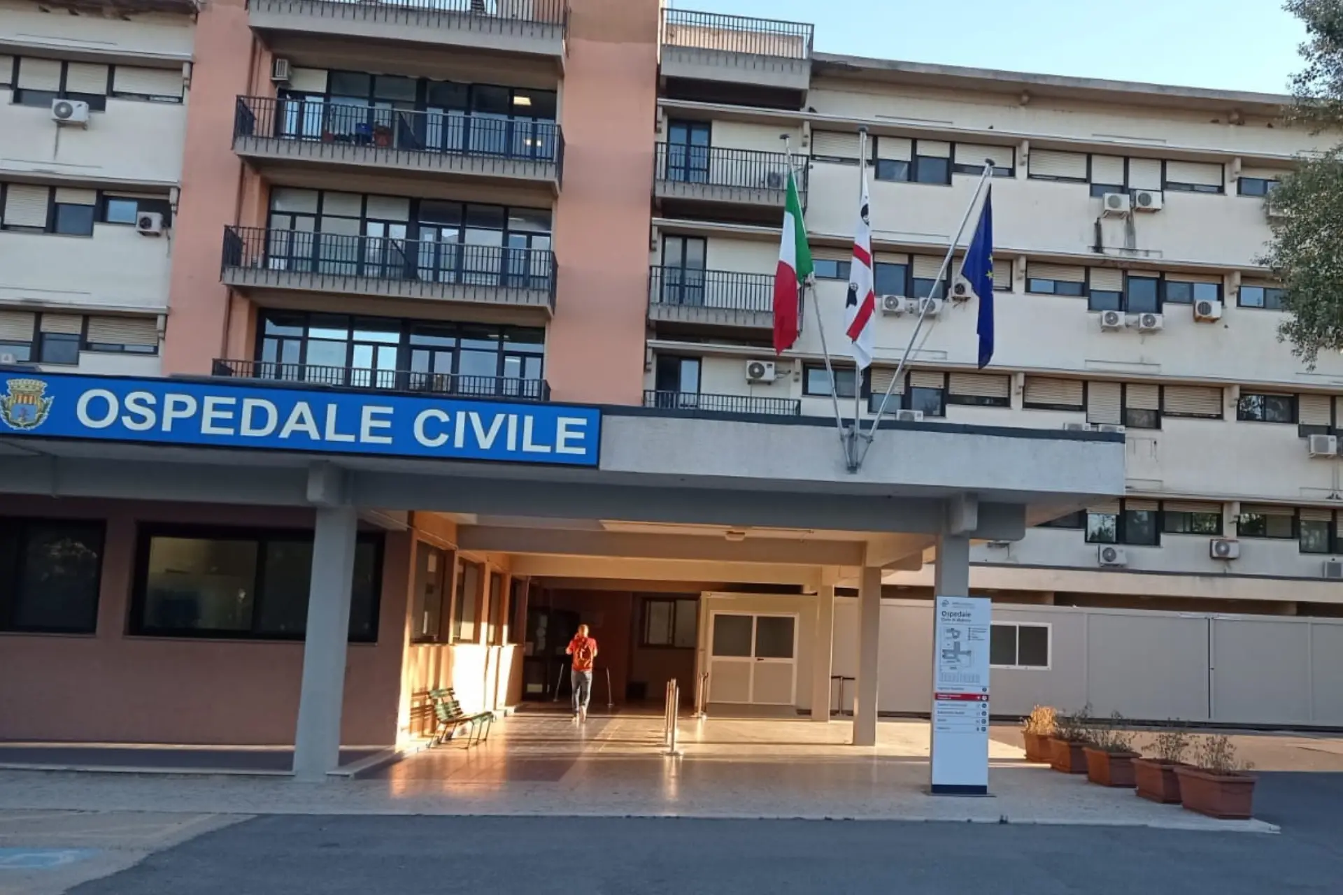 <p>L&#39;ospedale civile di Alghero, dove la bimba &egrave; stata operata ed &egrave; morta</p>\\n