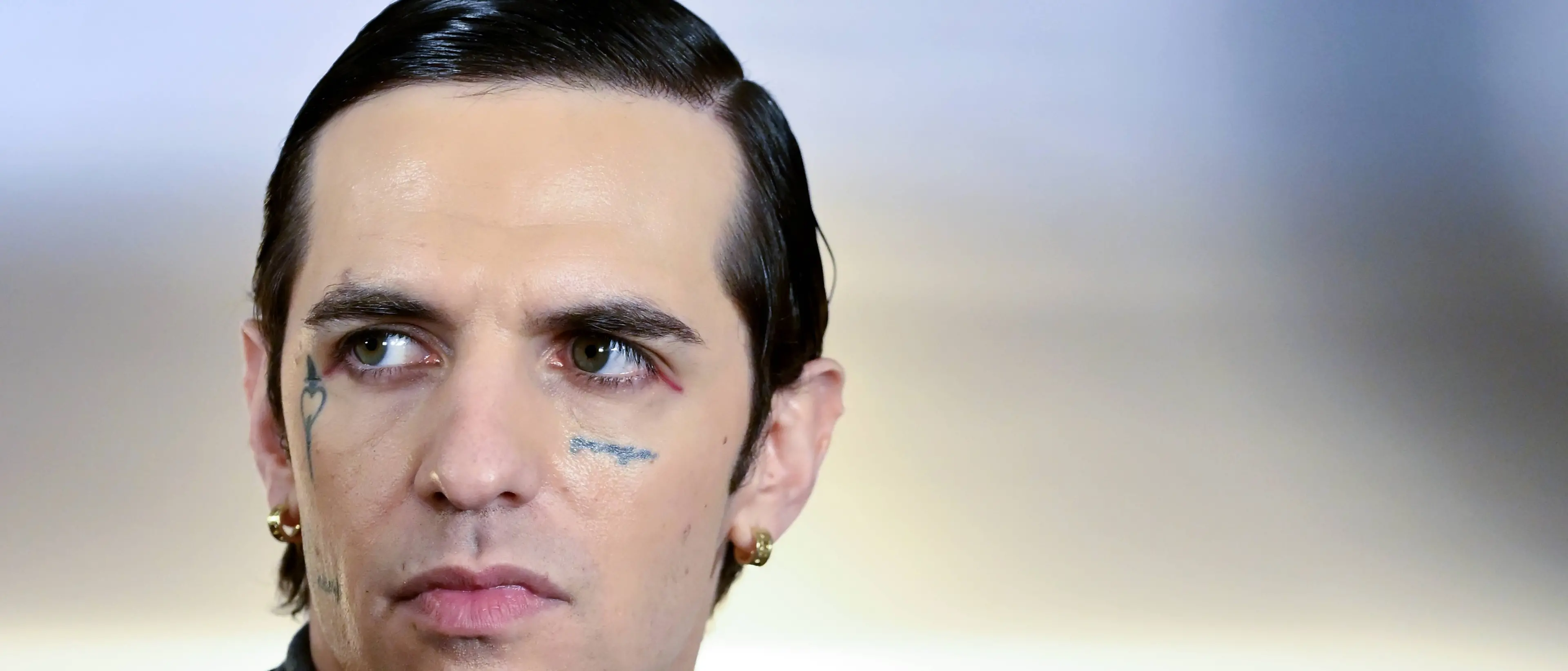 Achille Lauro: «Sono qui per cantare, il resto sono chiacchiere». Al Festival con \"Incoscienti giovani\", tra ballad e riscatto personale\n