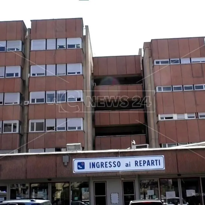 Reggio Calabria, minaccia di morte medici e infermieri dell’ospedale che hanno in cura sua figlia: arrestato