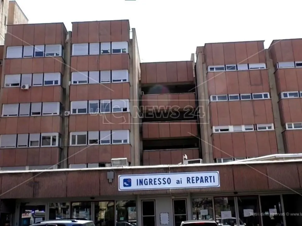 Reggio Calabria, minaccia di morte medici e infermieri dell’ospedale che hanno in cura sua figlia: arrestato