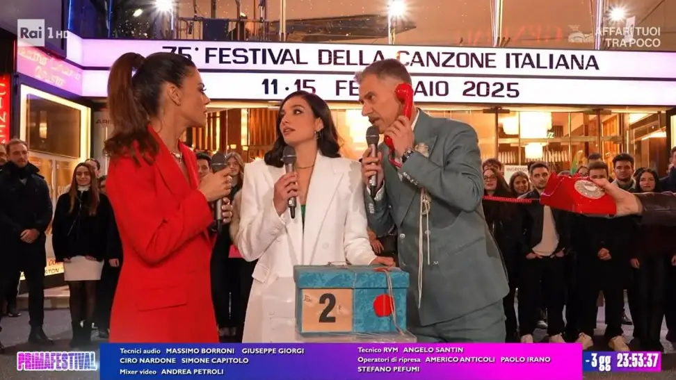 Sanremo 2025 inizia con un errore: il countdown sbagliato del PrimaFestival scatena l’ironia sul web