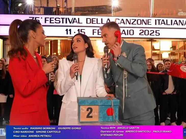 Sanremo 2025 inizia con un errore: il countdown sbagliato del PrimaFestival scatena l’ironia sul web